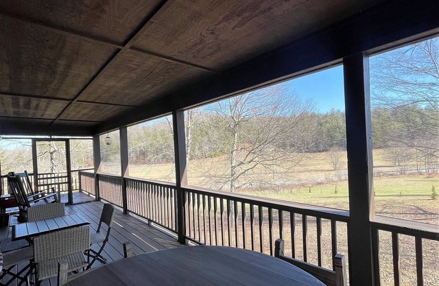 Comfortable mountain getaway with easy access