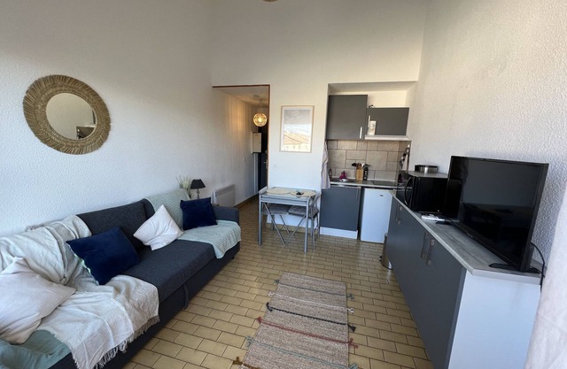 Comfortable studio, ideally located with parking, for curists.
