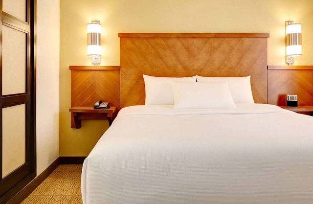 Comfortable Stay! 4 Pet-friendly Units, Free Parking, Outdoor Swimming Pool!