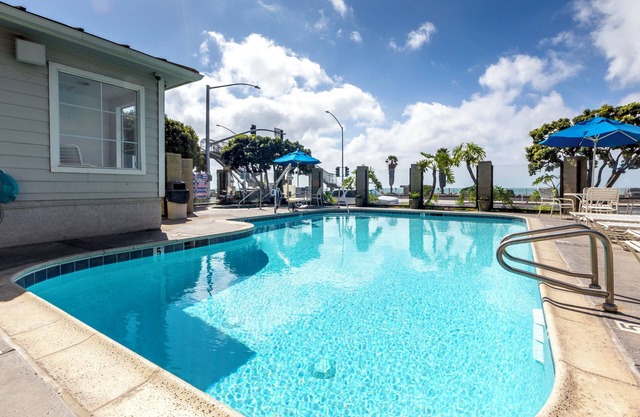 Comfortable Stay! Private Balcony, Outdoor Pool! Free Parking Onsite!