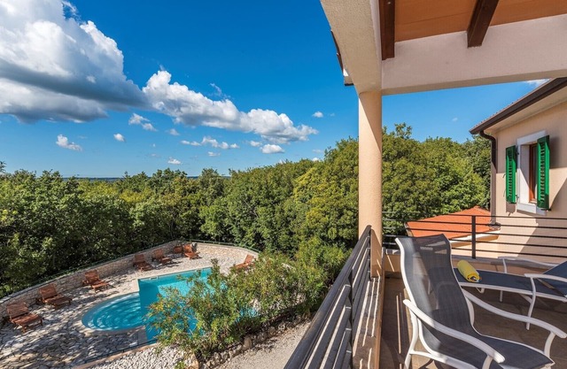 Comfortable stone Villa Maggie with shared pool in Resort Vlakovo