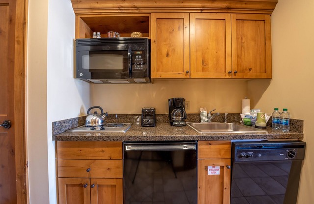 Comfortable Studio Efficiency Unit With Balcony Over Mountaineer Square Condo - No Cleaning Fee! by RedAwning