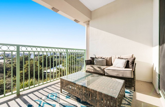 Comfortable studio w/shared outdoor pool, hot tub, BBQ area, and pool views
