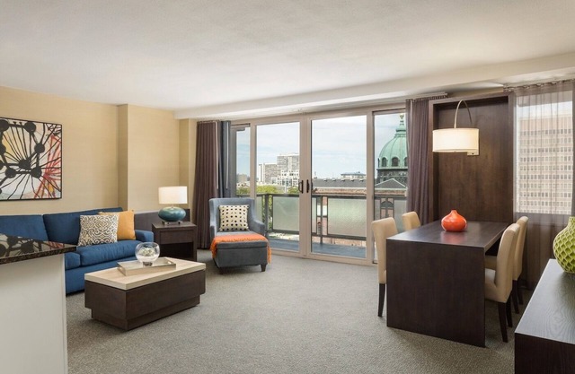 Comfortable Suite Near Liberty Bell, Pets Stay Free, with Swimming Pool
