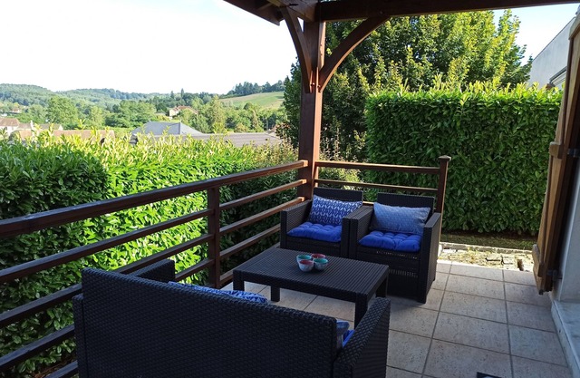 Comfortable villa offering an unobstructed view of the heights of Sarlat