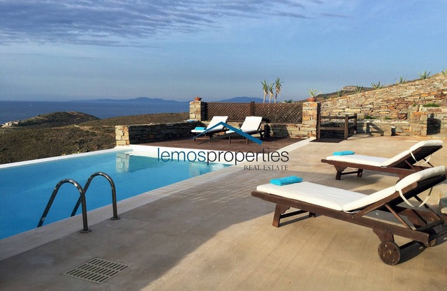 Comfortable villa with a swimming pool and a great sea view ideal for relaxing