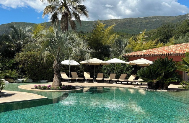 Comfortable villa with private landscaped garden, swimming pool