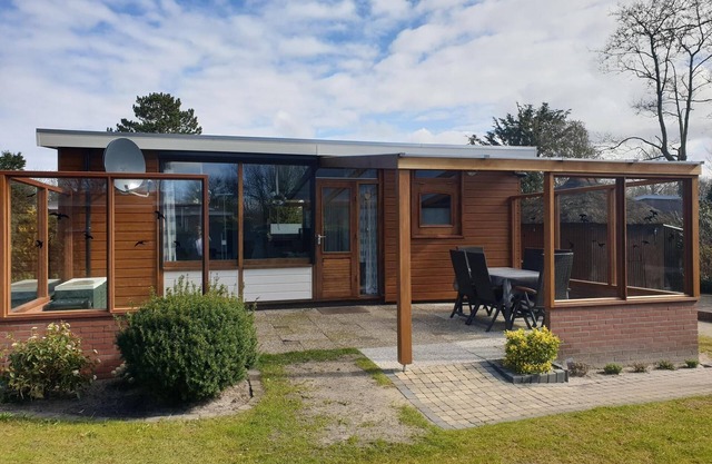 Comfortably and nicely furnished 6-person bungalow with 3 bedrooms, on the popular park Eureka near the beach, sea, dunes and woods. Free WiFi, pet welcome
