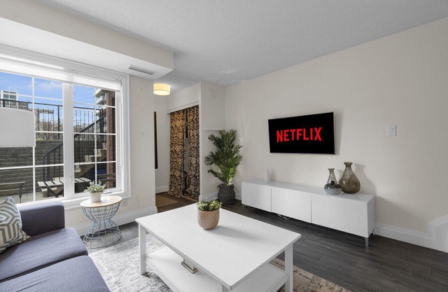 Comfy 1BR - King West - Transit Access - Gym