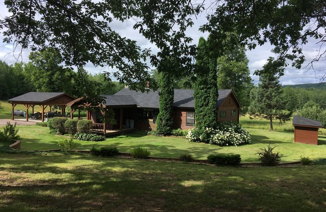 Comfy 4 BR 2 bath home for outdoor getaway in Bayfield/Apostle islands area.
