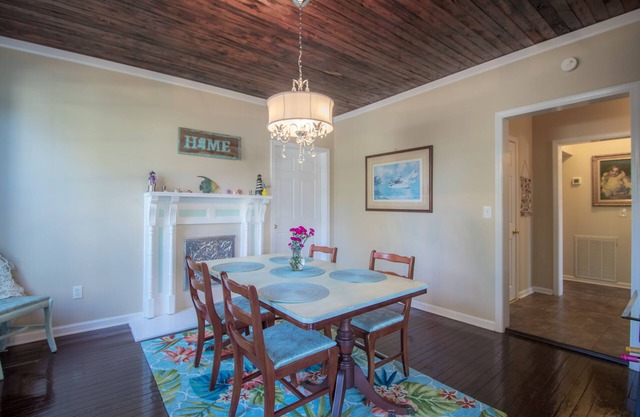 Comfy and Cozy 5 min walk to the Gulf in Historic District