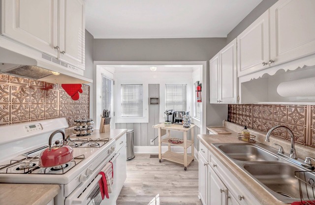 Comfy & Charming Home Near Downtown Atlanta. Close to lots of stuff!