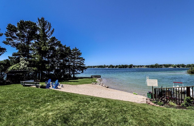 Comfy Cottage with Shared Waterfront on Silver Lake