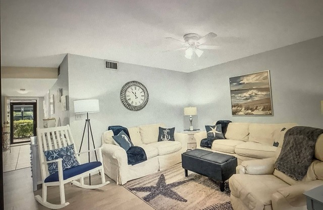 Comfy,Cozy,1st-FL condo close to beautiful beaches,fine dining, and attractions.