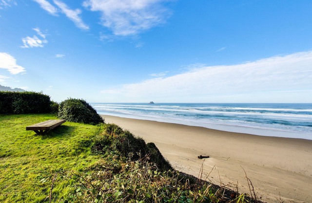 Comfy oceanfront home three blocks to the beach with amazing views - dogs OK