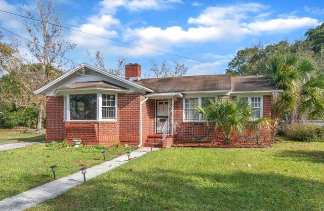 Comfy pet friendly home fully fenced yard mins to downtown