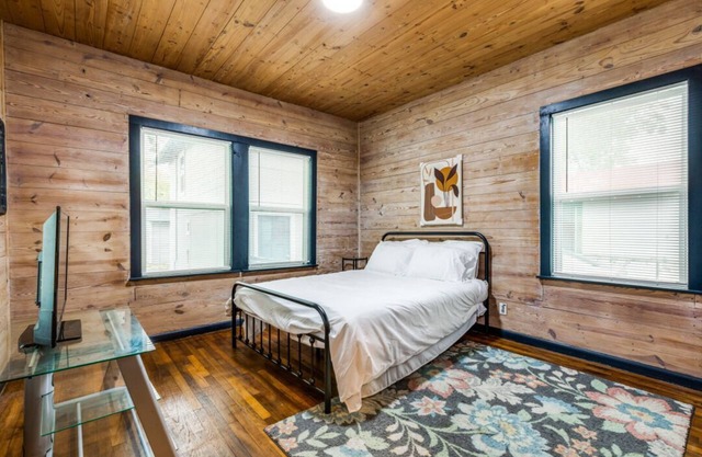 Comfy Private Room w/Bathroom Close to Riverwalk/Attractions