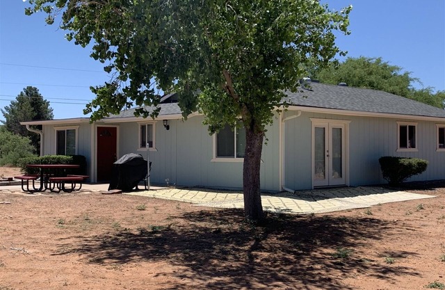 Comfy Rustic Cottage Feel, Close to Wineries! Page Springs - S026