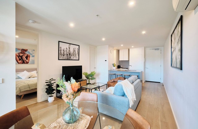 Comfy + stylish apartment in the heart of St Kilda - Heated rooftop heated pool.