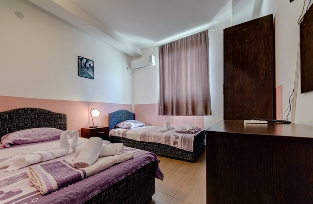 Comfy Twin Room W Breakfast Near The City Center