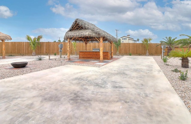 Community Pool, In Town, Dog Park, Fishing, WIFI, Laundry Room, Walking Paths