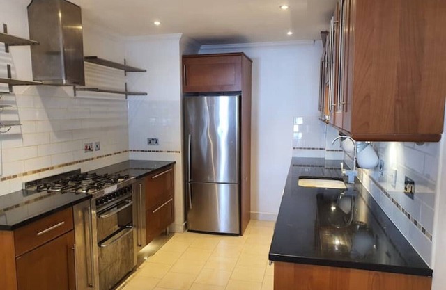 Complete Town House, Central London, Free Parking in Secure Car Park, Zone 2