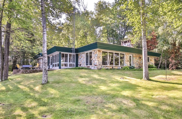 Completely remodeled Lakefront home at the end of a peninsula