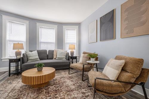 Completely Remodeled Walking Distance to Downtown Close to the Beach Downstairs Washer Dryer