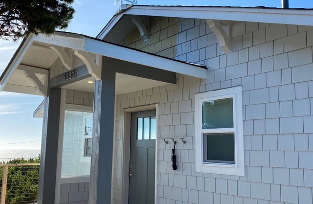 Completely remodeled, overlooking Heceta Beach, see and hear the surf.