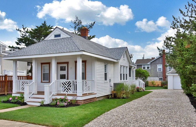 Completely transformed Hampton style cottage! 2 from Beach!n