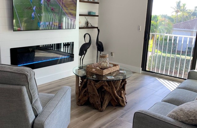 COMPLETEY REMODEL nWaterfront Villa, 2 bedrooms 2 Baths. Sleeps 4