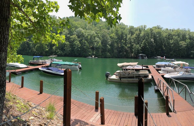 Complimentary boat slip! Affordable 3 Bed Lake House-Pickleball! Pet Friendly!