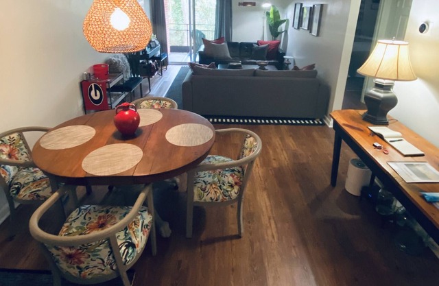 Condo 1 Mile Sanford Stadium, Tailgate Lot, Sleeps 4