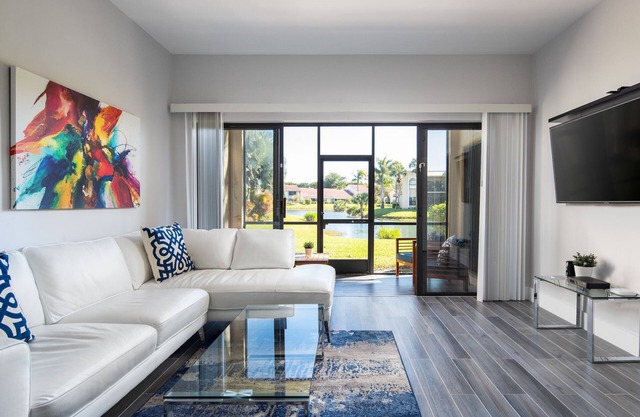 Condo 2 Bedrooms 2 Baths Pool 6 min to Beaches Downtown Restaurants Shopping