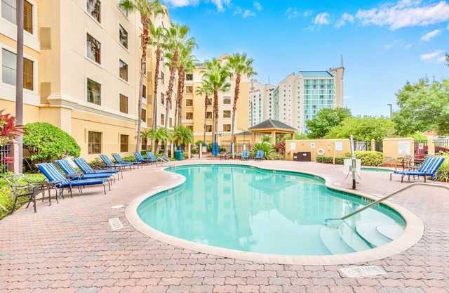 Condo Close to Universal Studios - Pool, Hot Tub!