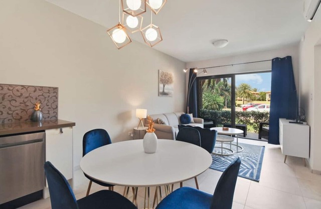 Condo in Gold Coast with Resort Amenities - Blue Pearl by Bocobay