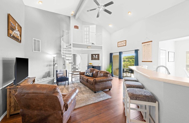 Condo in Lakefront Resort w/Boat Launch & Pool!
