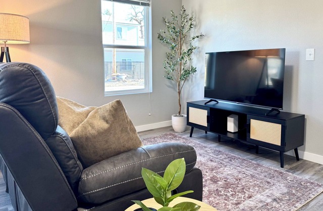 Condo in Quiet Neighborhood, Close to Everything!
