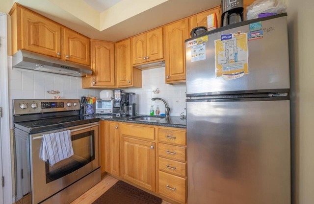 Condo on 98th Street in Stone Harbor close to restaurants, shopping and the beach!