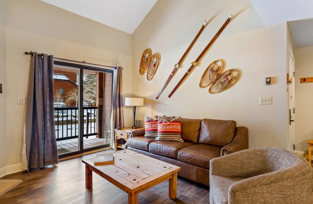 Condo w/mountain views & shared pool, hot tubs, sauna, & clubhouse
