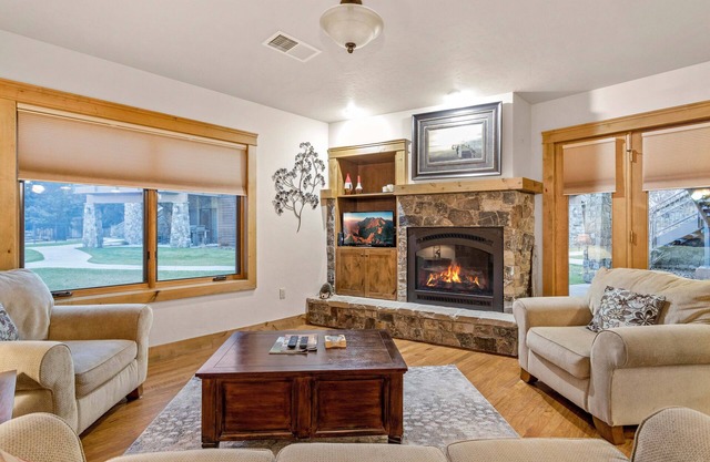 Condo w/stone fireplace, A/C, near GNP - Marina Cay Estates Retreat