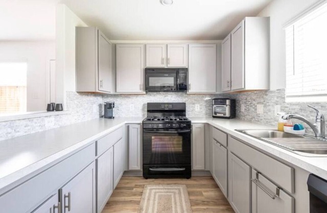 Conroe 4br 2.5ba w/Loft + Huge Backyard + Pets OK