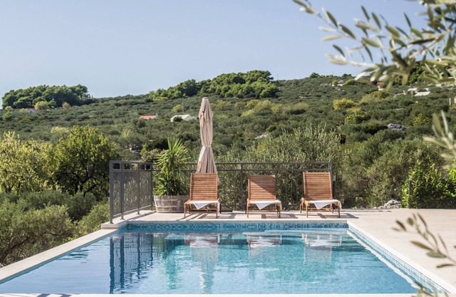 Contemporary 4 bedrooms house, pool, spacious garden