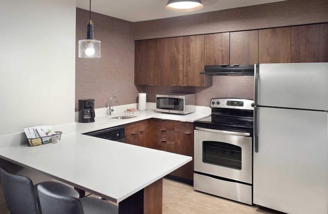 Contemporary and spacious hotel! Pets Allowed, Pool!