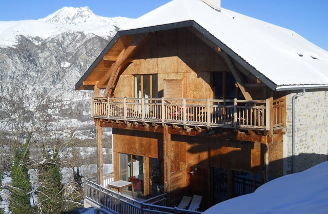 Contemporary chalet with exceptional views and exposure 4 minutes from St Lary Soulan