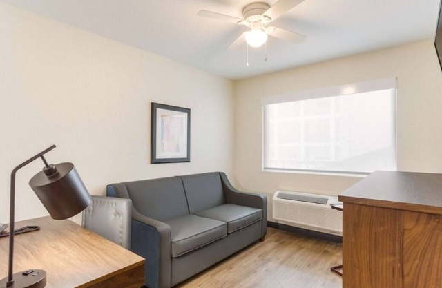 Contemporary Comfort and Convenience! Free Breakfast, Minutes to Nissan Stadium