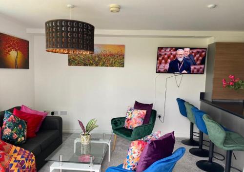 Contemporary, Cosy & Homely 2 Bed Apartment with High-Speed WIFI, Terrace & Free Parking overlooking Stourbridge Common Park & Coldham's Brook