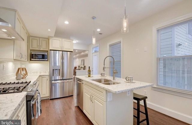 Contemporary, Cozy, & Convenient in Old Town Alexandria