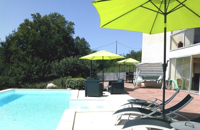 Contemporary Spacious Poolside Apartment, PRIVATE POOL, enclosed garden