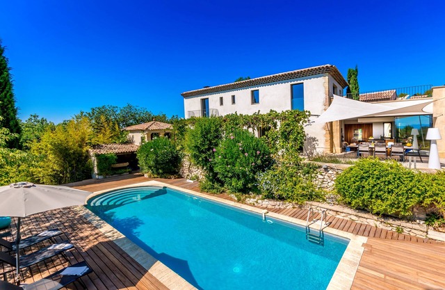 Contemporary house in Aix-en-Provence with pool and views of the countryside.